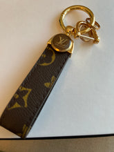 Load image into Gallery viewer, Keychain w button