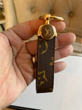 Load image into Gallery viewer, Keychain w button