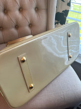 Load image into Gallery viewer, Pre-Loved LV Vernis GM Alma
