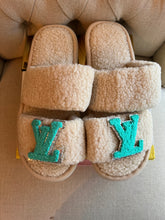 Load image into Gallery viewer, Fuzzy lV Slippers